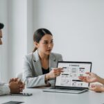 ECサイトの構造やカテゴリ設計について話し合うビジネスシーン