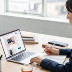 ECサイトの商品ページを確認するビジネスパーソン